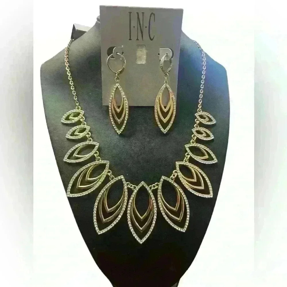 💁🏻‍♀️ NWOT gold and bling Necklace and earring set
